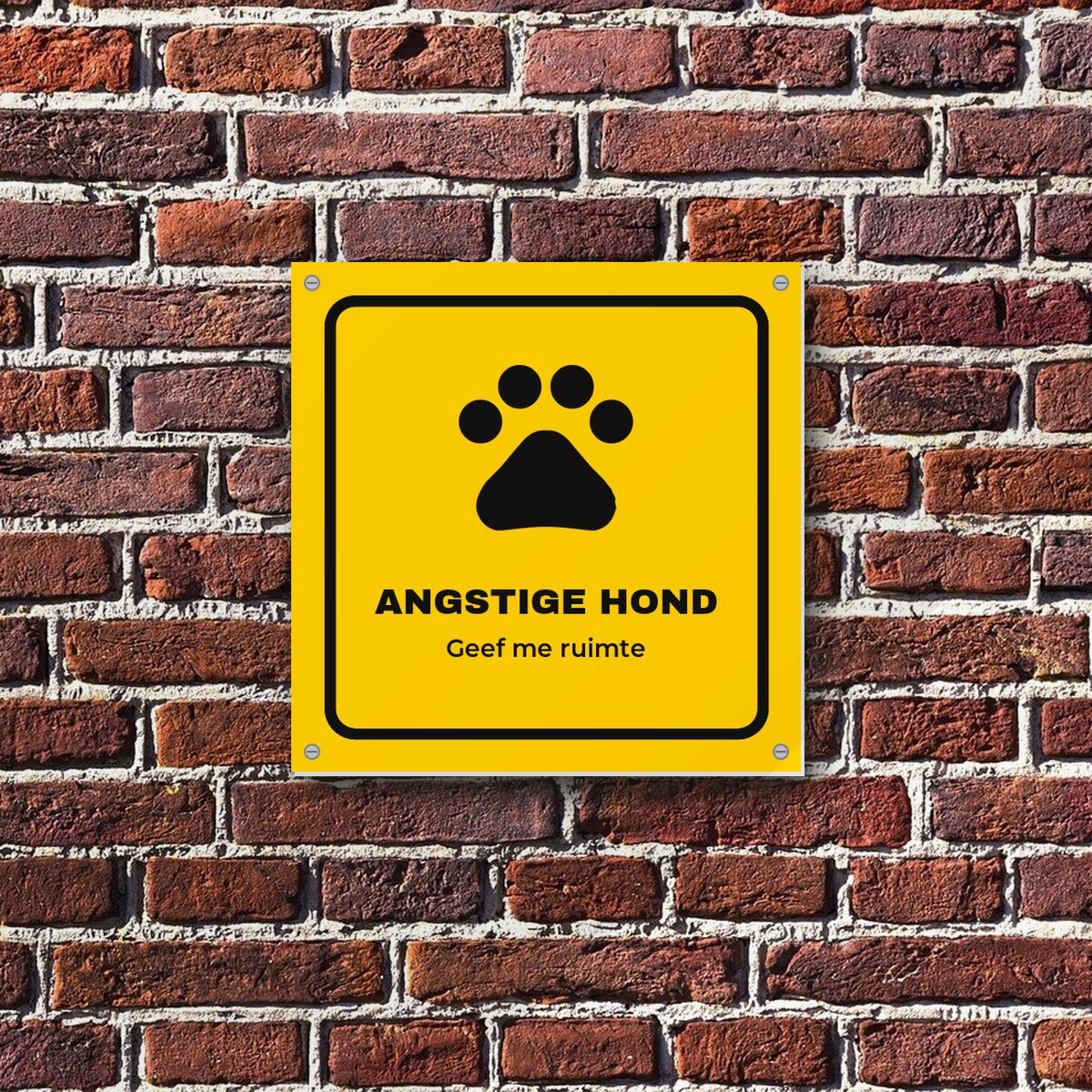 Bordje Angstige hond aan de muur