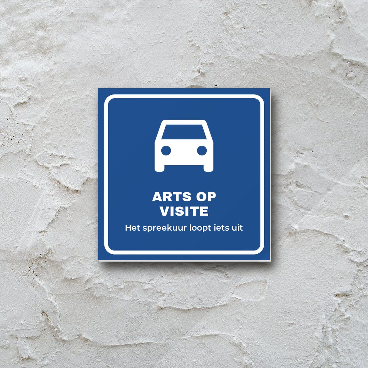 Bordje Arts op visite aan de muur