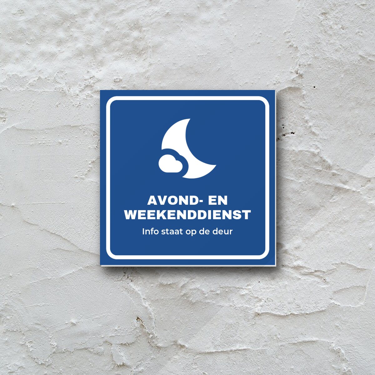 Bordje Avond- en weekenddienst aan de muur