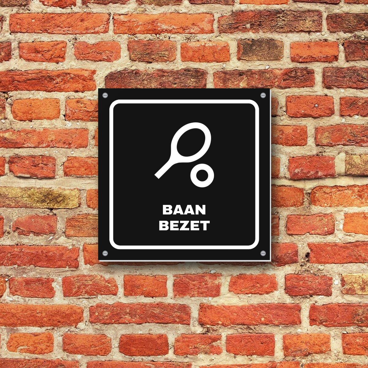 Bordje Baan bezet aan de muur