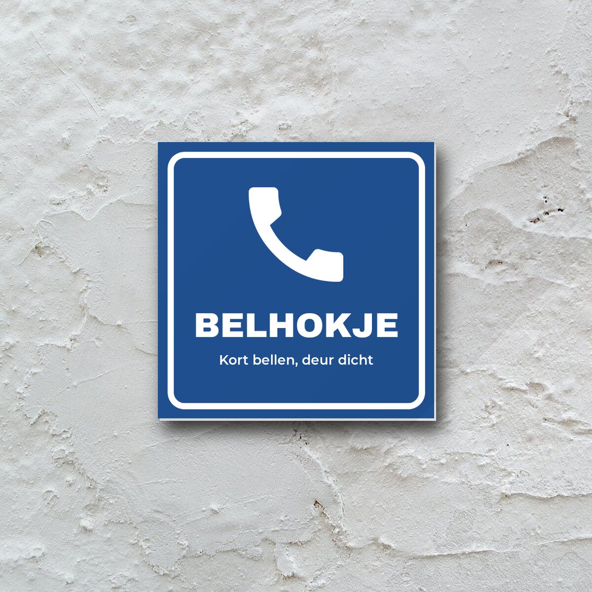 Bordje Belhokje aan de muur