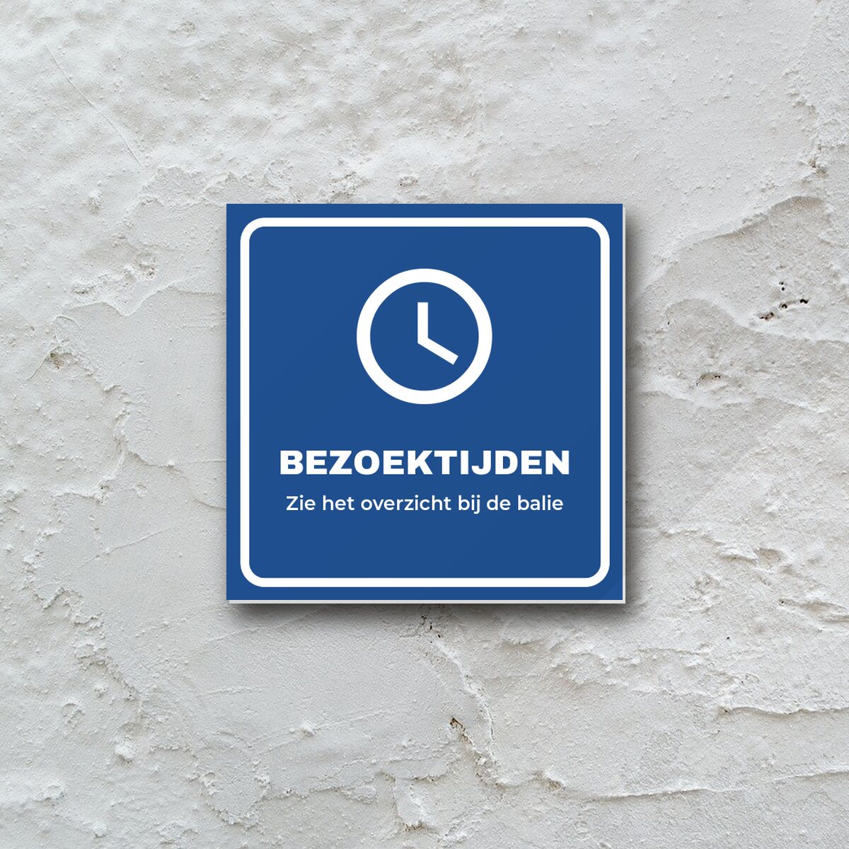 Bordje Bezoektijden aan de muur