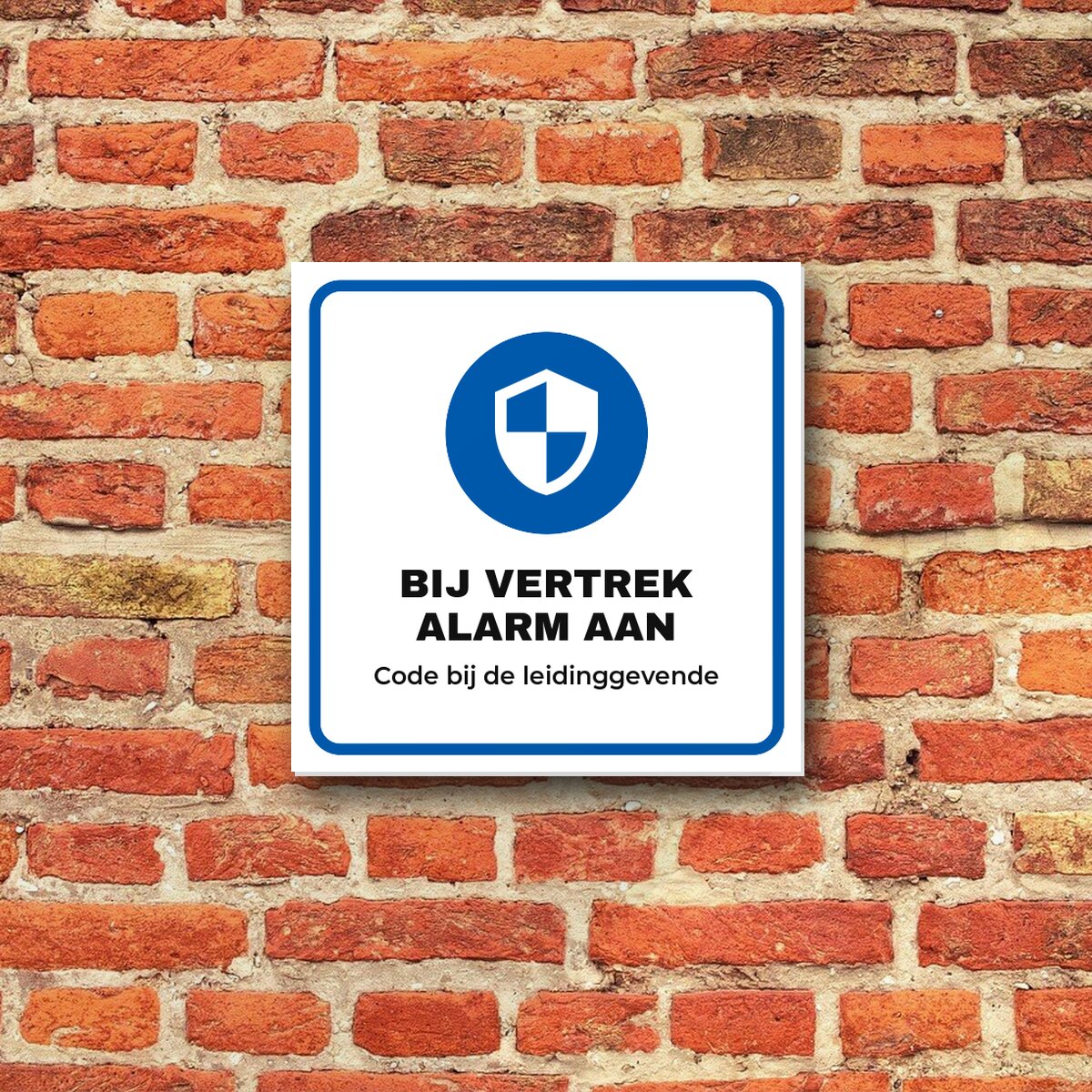 Bordje Bij vertrek alarm aan aan de muur