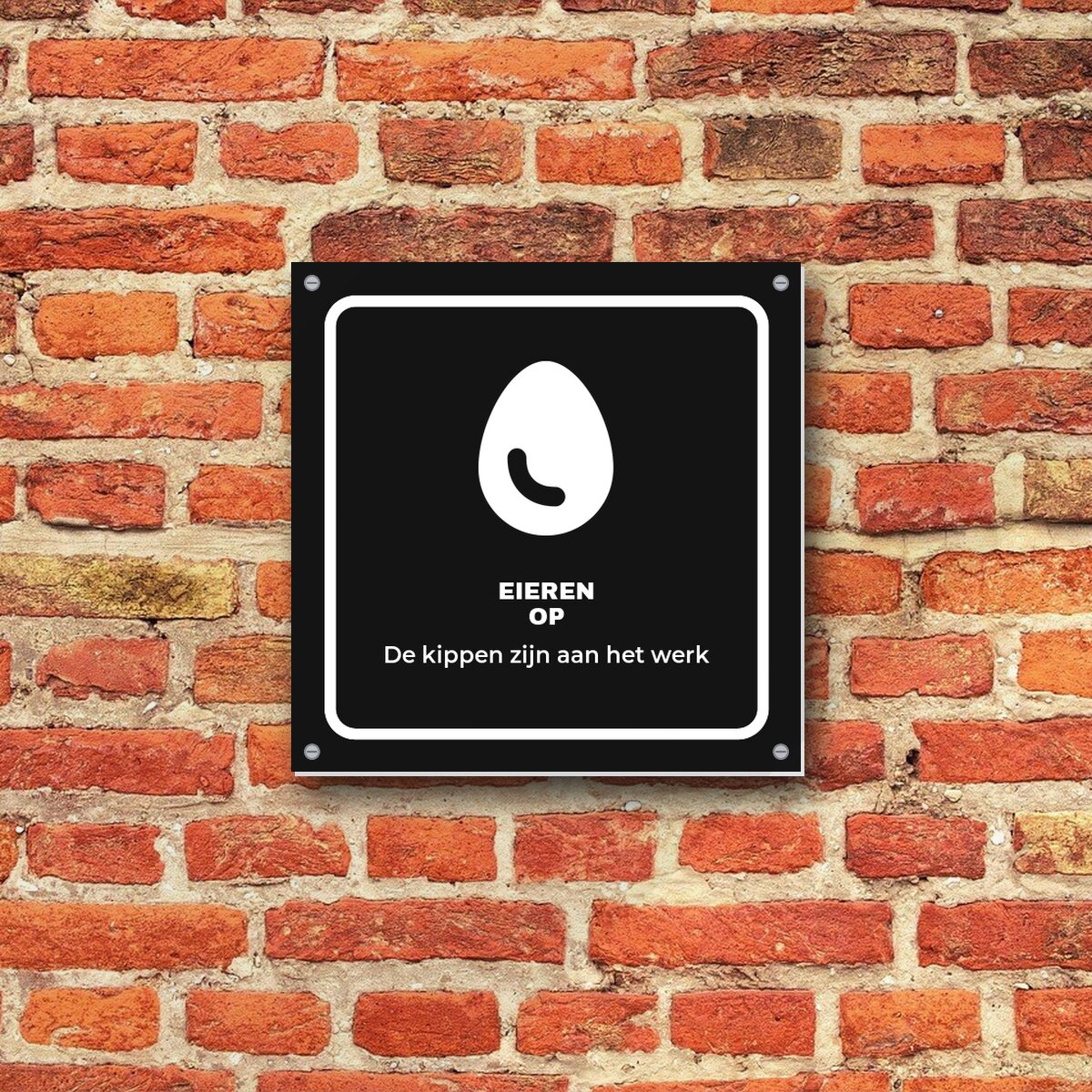Bordje Eieren op aan de muur