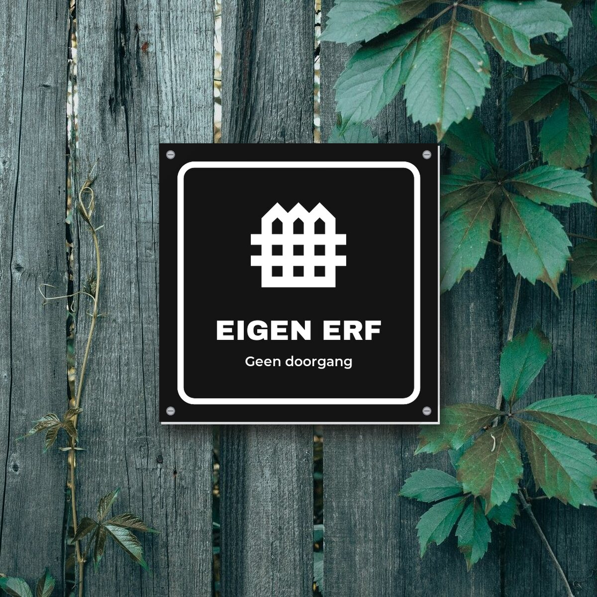 Bordje Eigen erf aan de muur