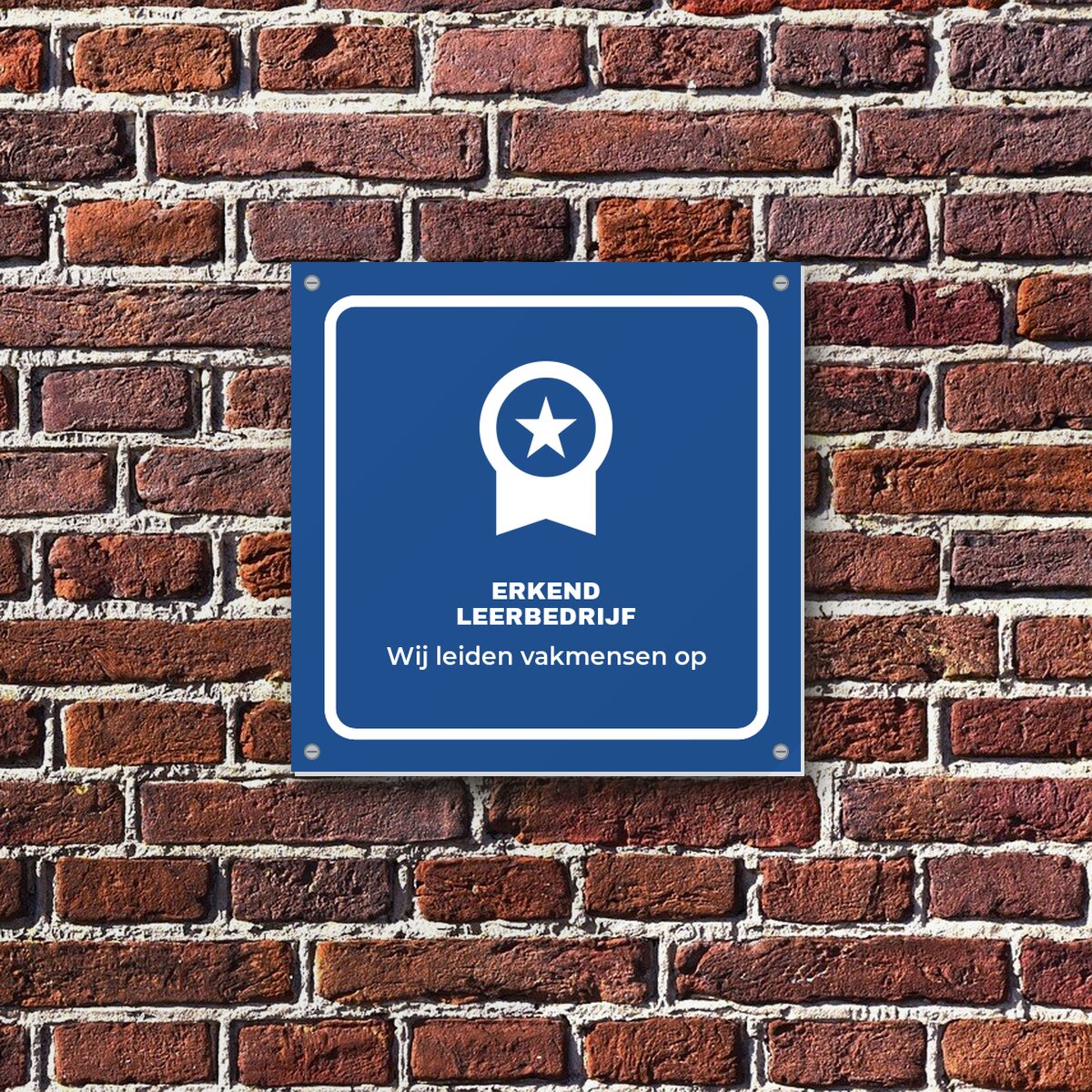 Bordje Erkend leerbedrijf aan de muur