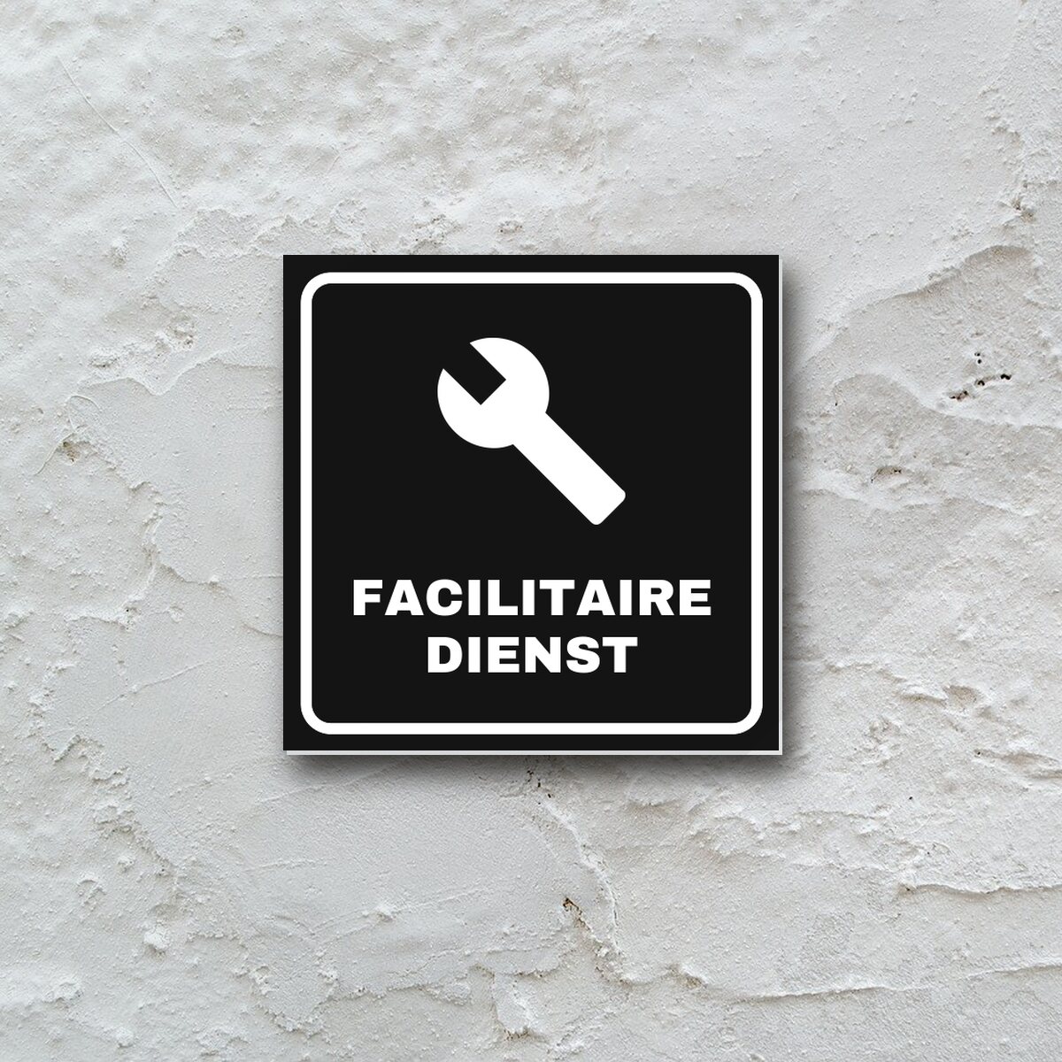 Deurbordje Facilitaire dienst aan de muur