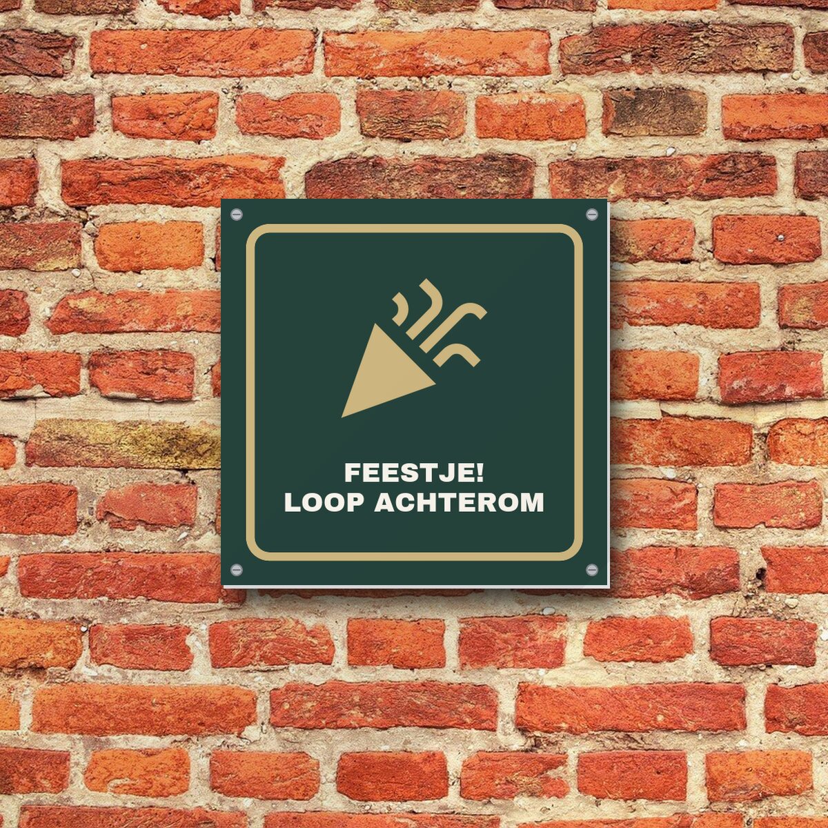 Bordje Feest, loop achterom aan de muur