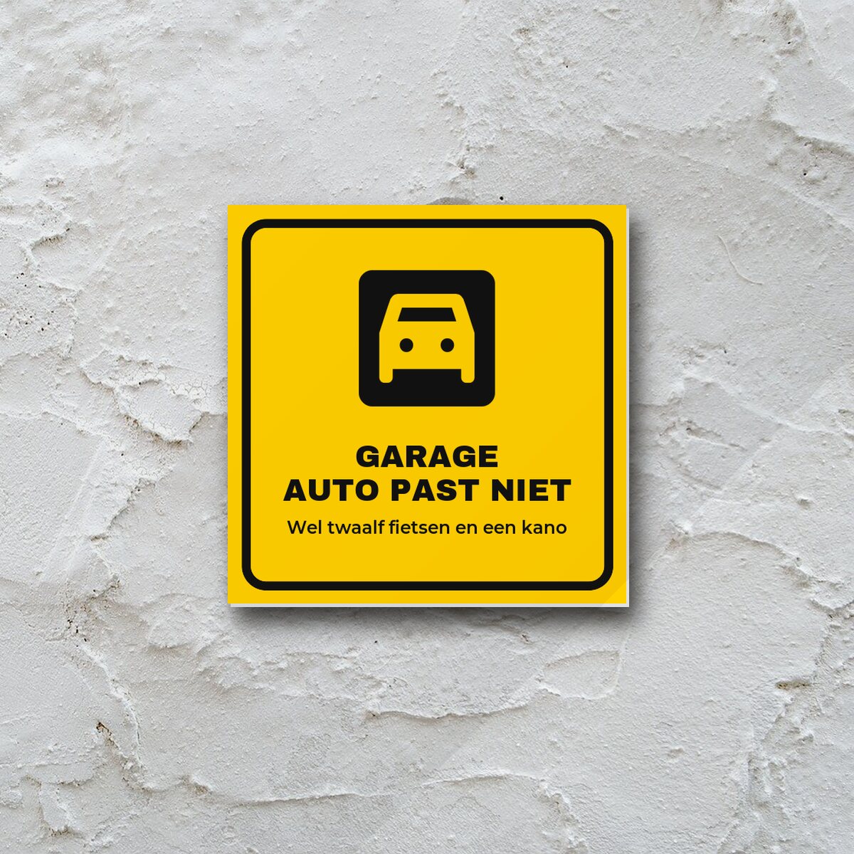 Bordje Garage, auto past niet aan de muur