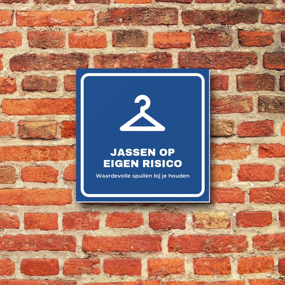 Bordje Garderobe op eigen risico aan de muur
