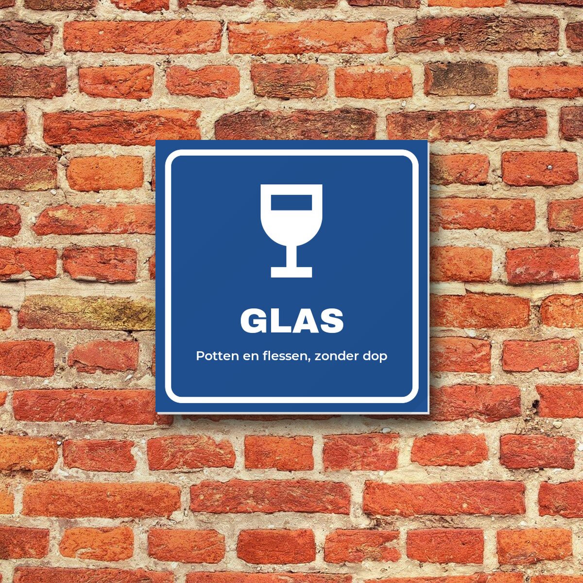 Bordje Glas aan de muur