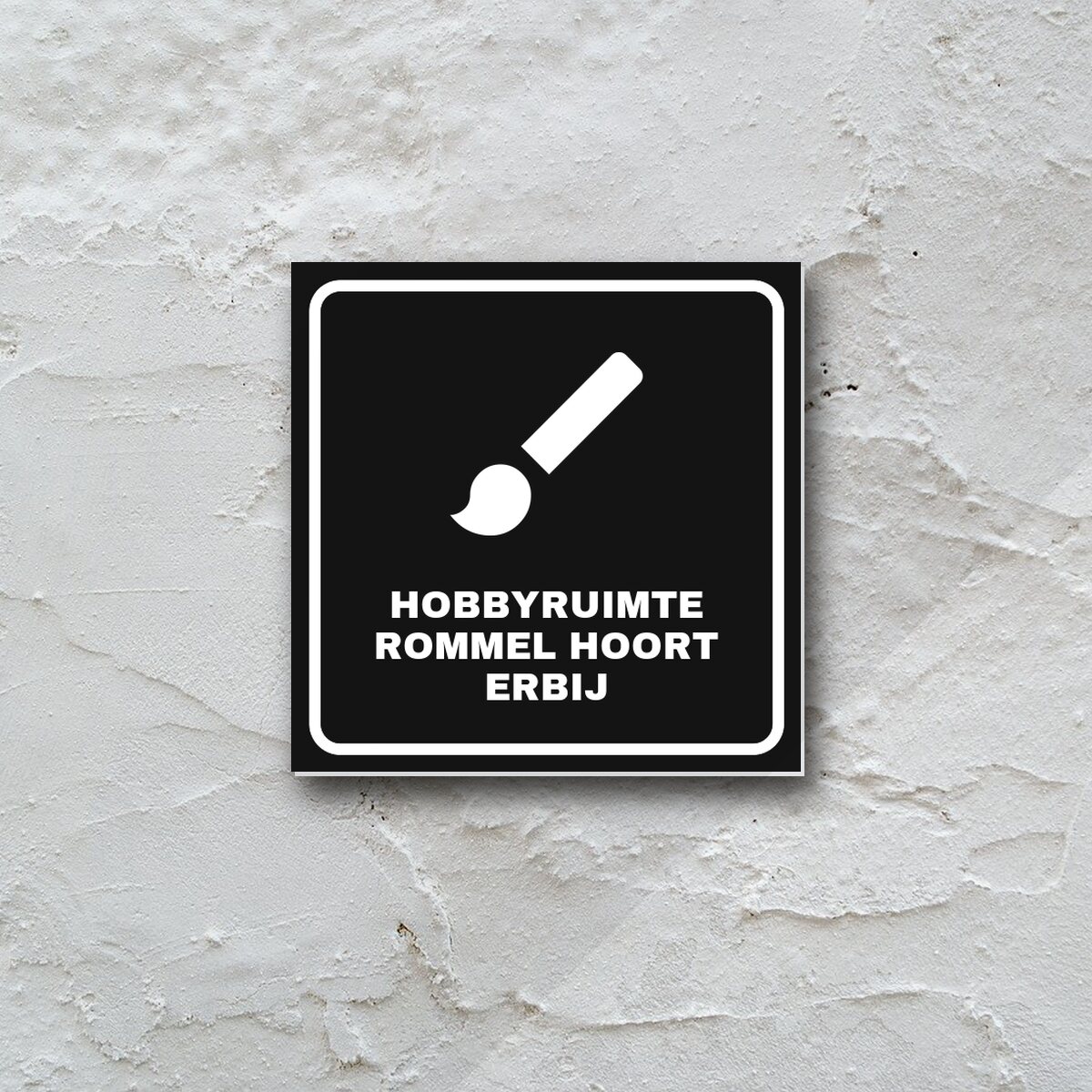 Bordje Hobbyruimte, rommel hoort erbij aan de muur
