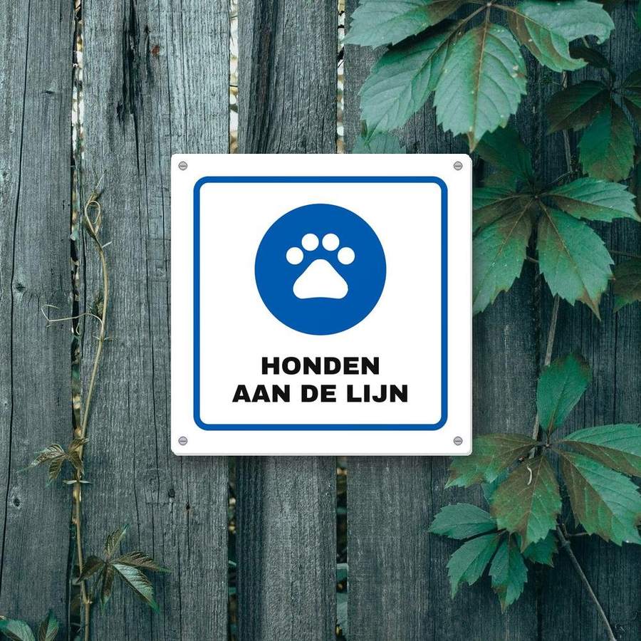 Bordje Hond aan de lijn aan de muur