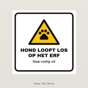 Bordje Hond loopt los op het erf - Forex 30 x 30 cm