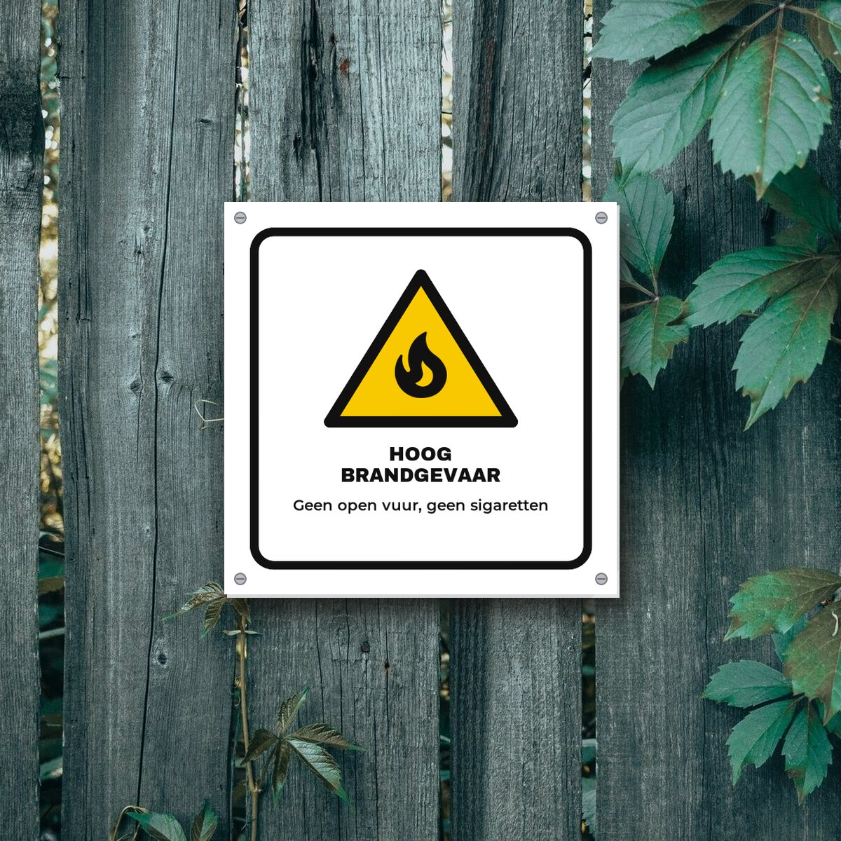 Bordje Hoog brandgevaar in de natuur aan de muur