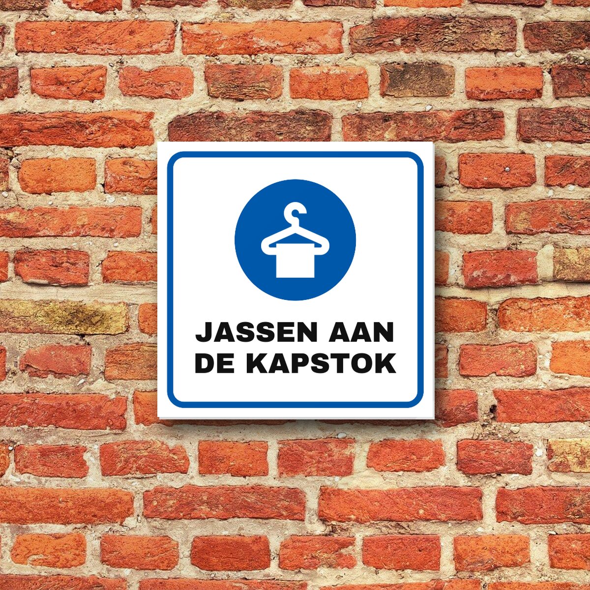 Bordje Jassen aan de kapstok aan de muur