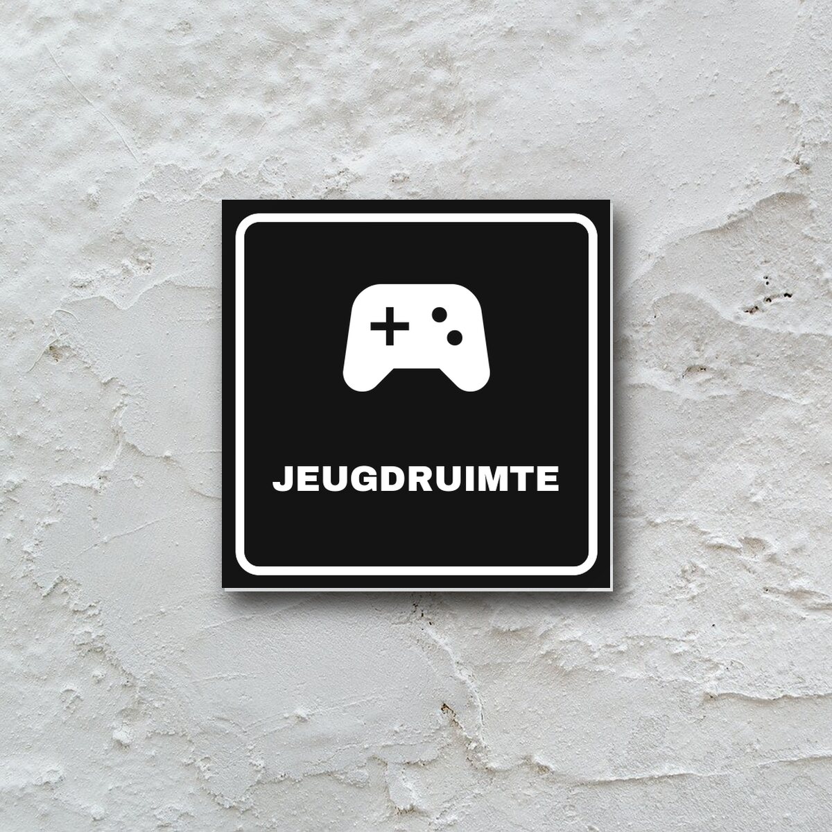Deurbordje Jeugdruimte aan de muur