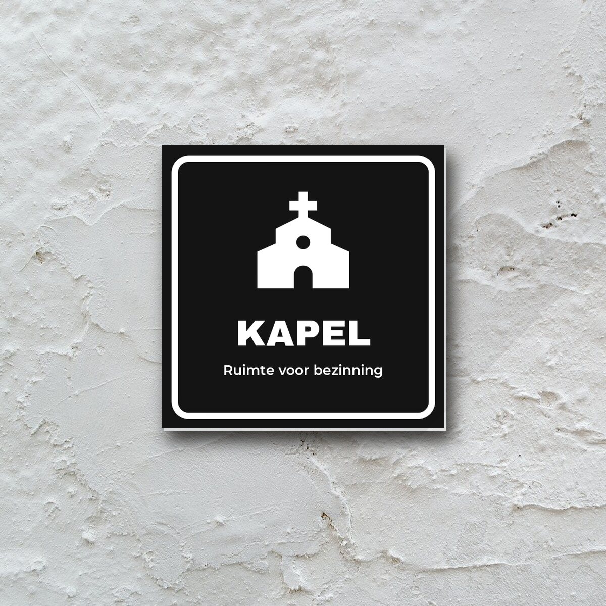 Deurbordje Kapel aan de muur