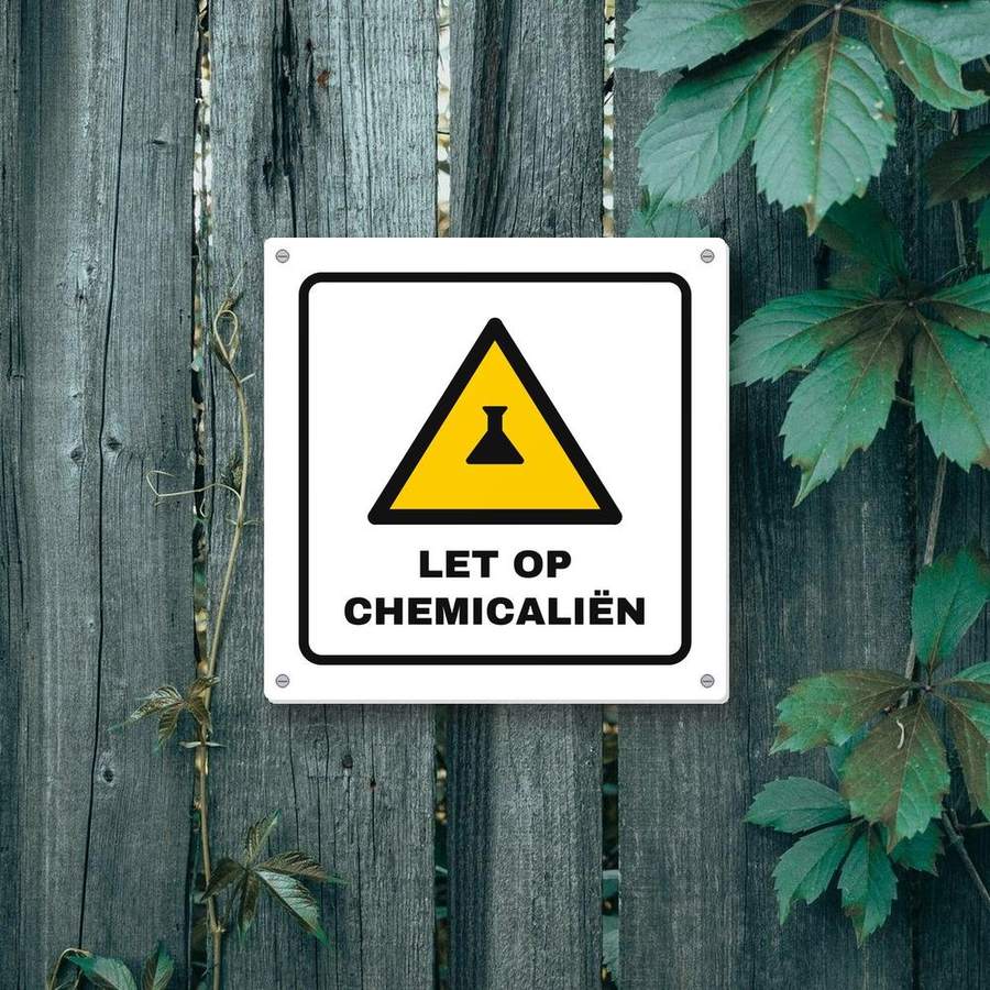 Bordje Let op chemicaliën aan de muur