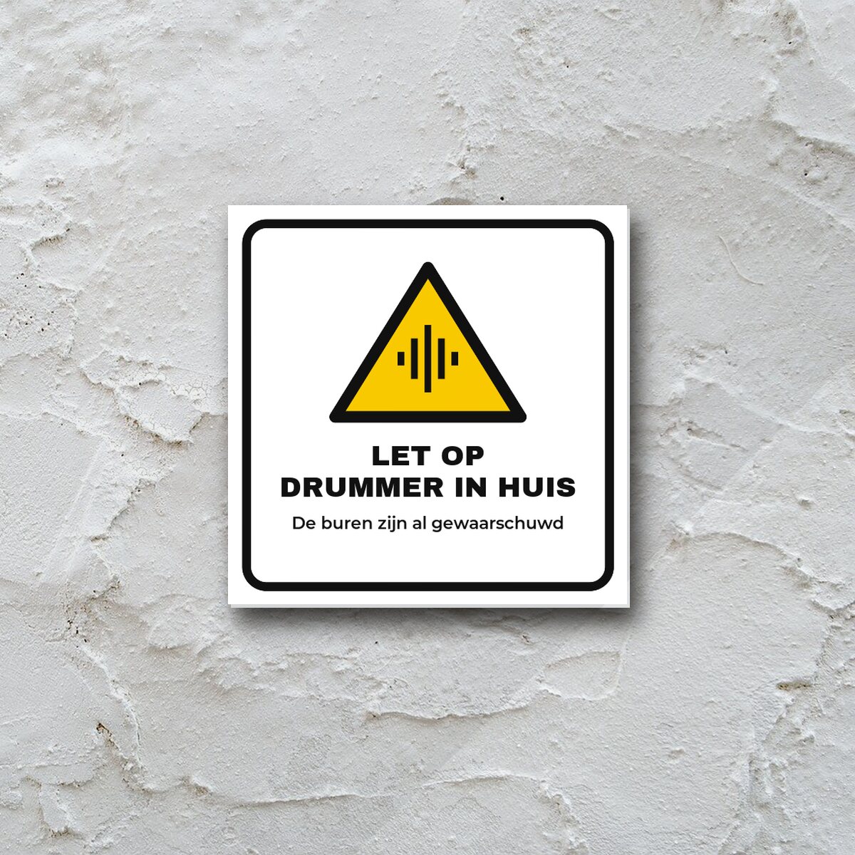 Bordje Let op, drummer in huis aan de muur