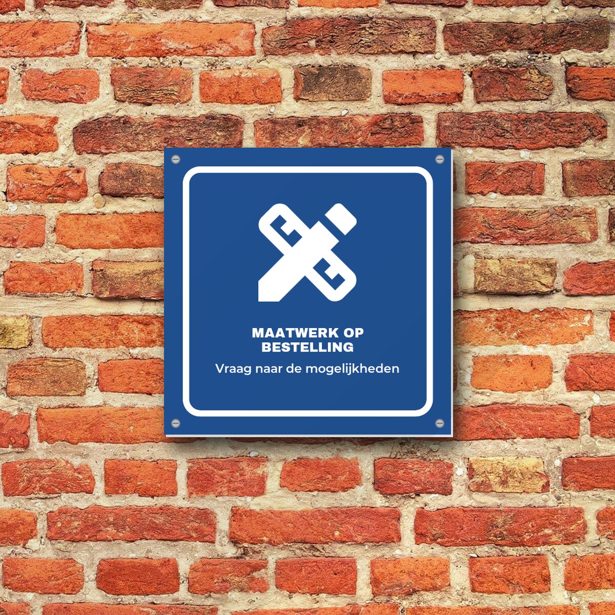Bordje Maatwerk op bestelling aan de muur