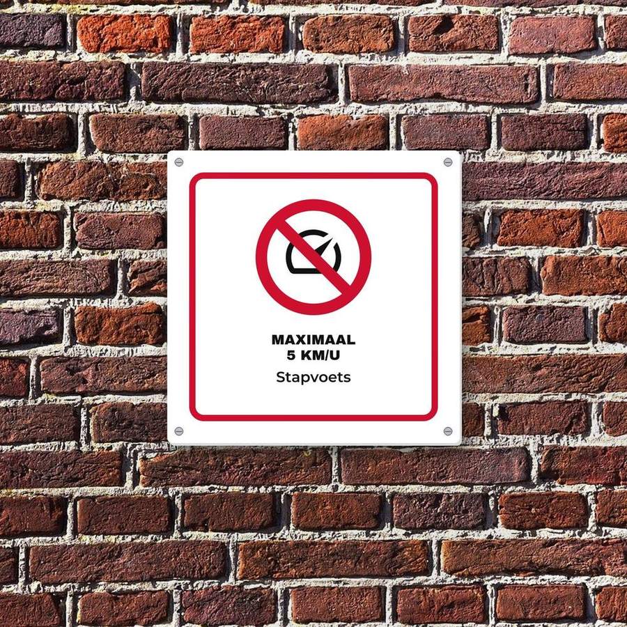 Bordje Maximaal 5 km/u aan de muur
