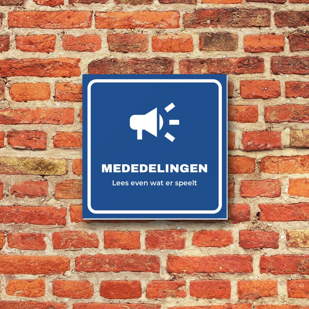 Bordje Mededelingen aan de muur