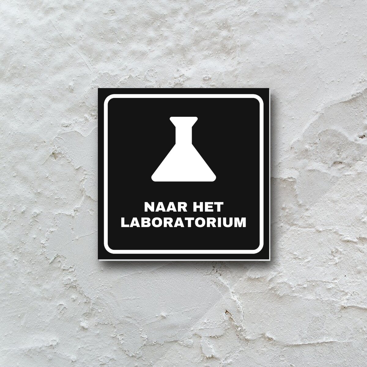 Bordje Naar het laboratorium aan de muur
