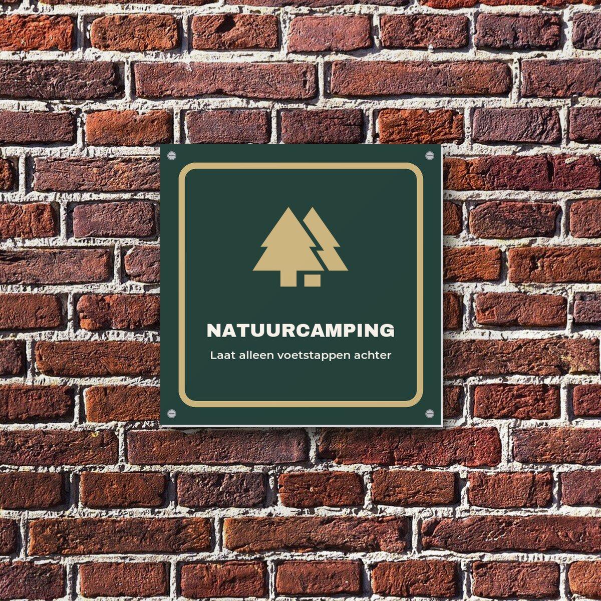 Bordje Natuurcamping aan de muur