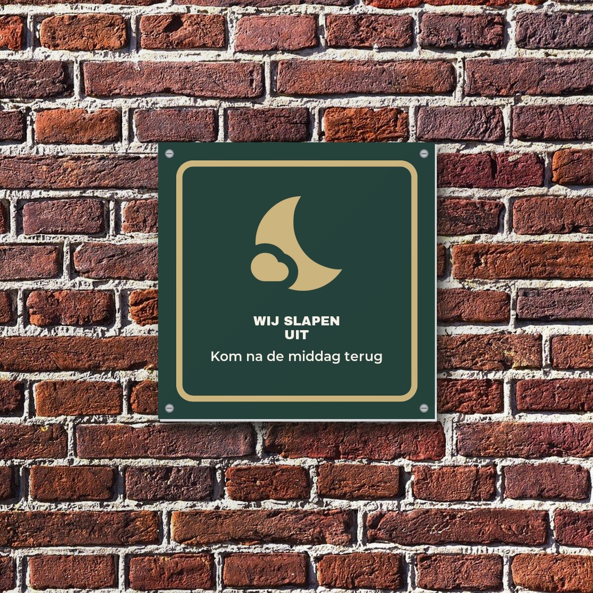 Bordje Wij slapen uit aan de muur