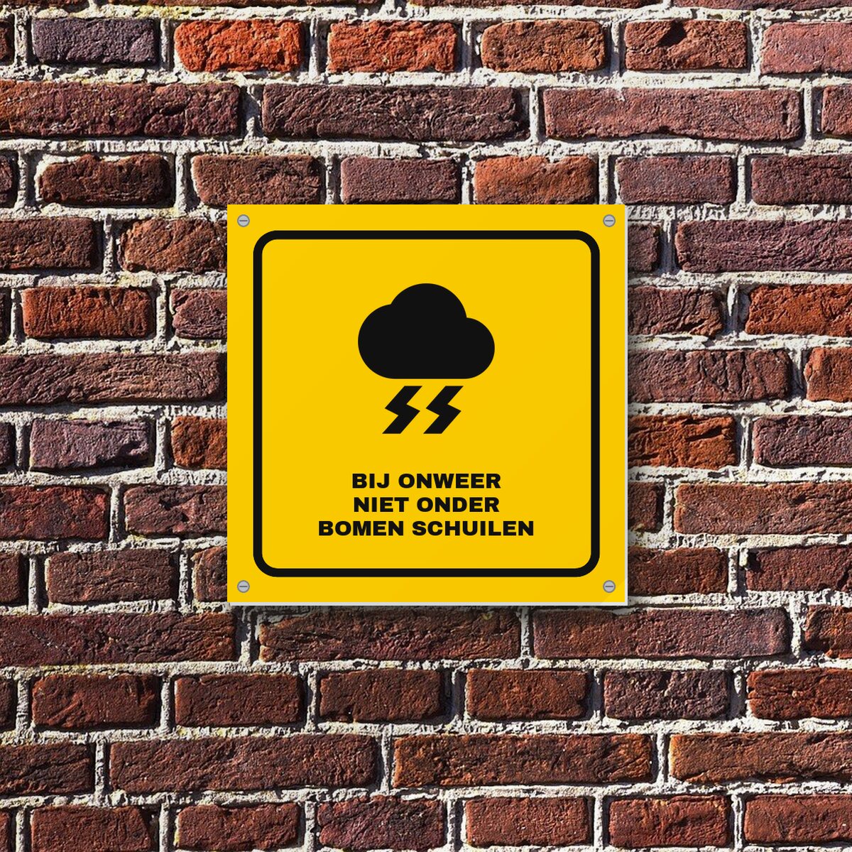 Bordje Bij onweer niet onder bomen aan de muur