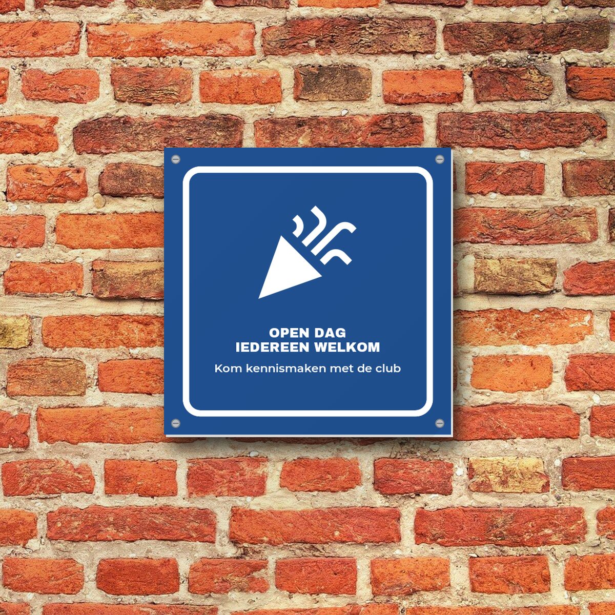 Bordje Open dag sportclub aan de muur