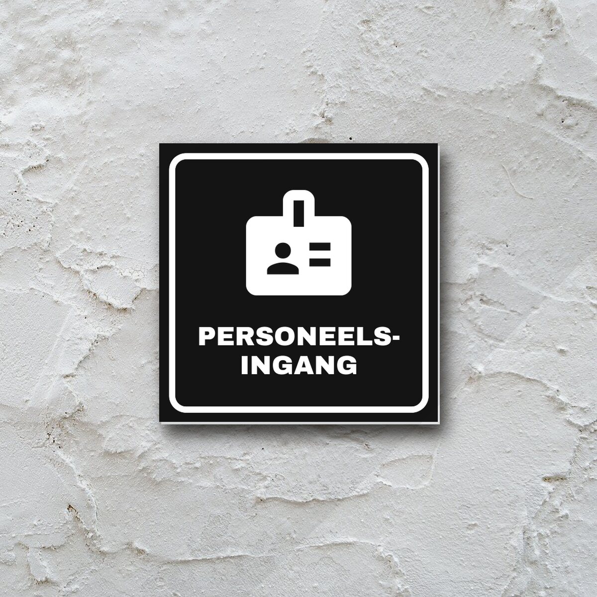 Deurbordje Personeelsingang aan de muur