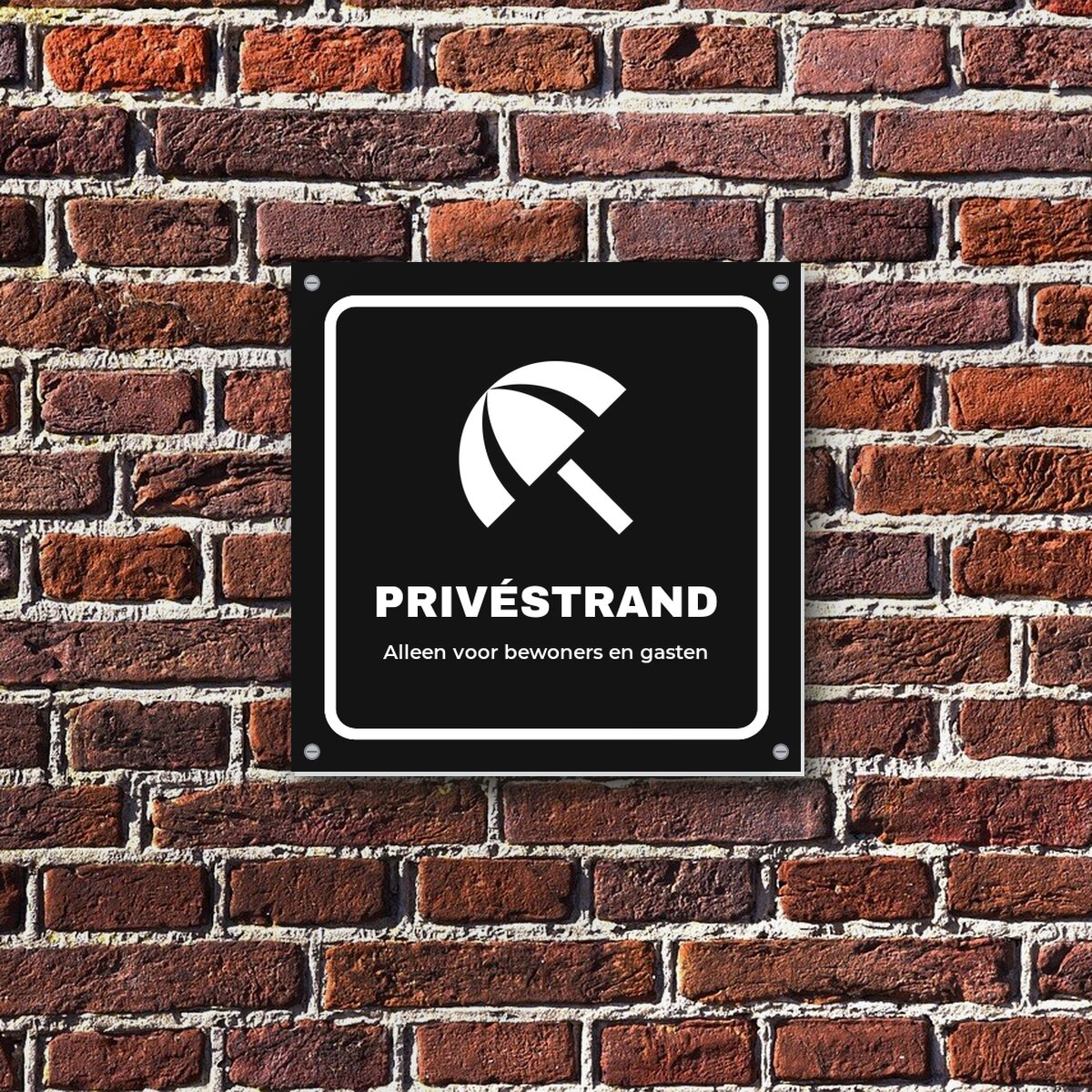 Bordje Privéstrand aan de muur