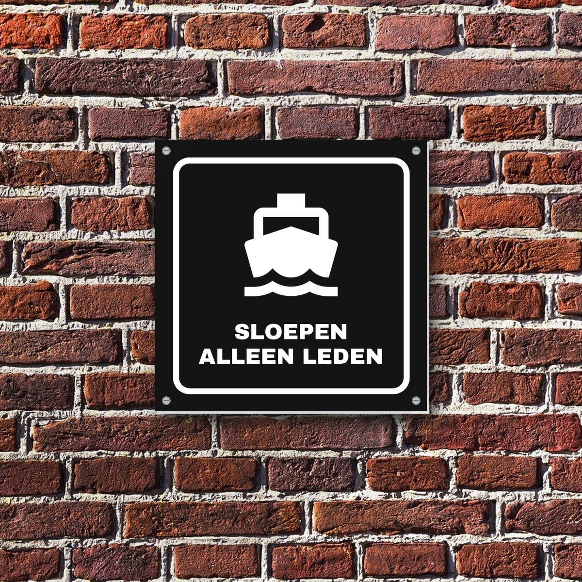 Bordje Sloepen alleen leden aan de muur