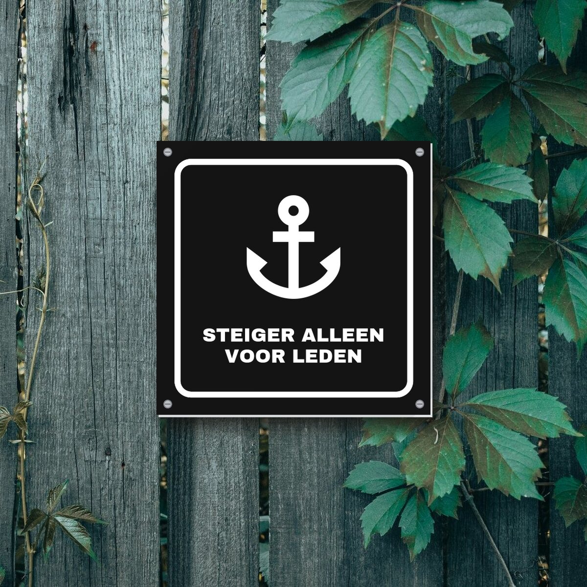 Bordje Steiger alleen voor leden aan de muur