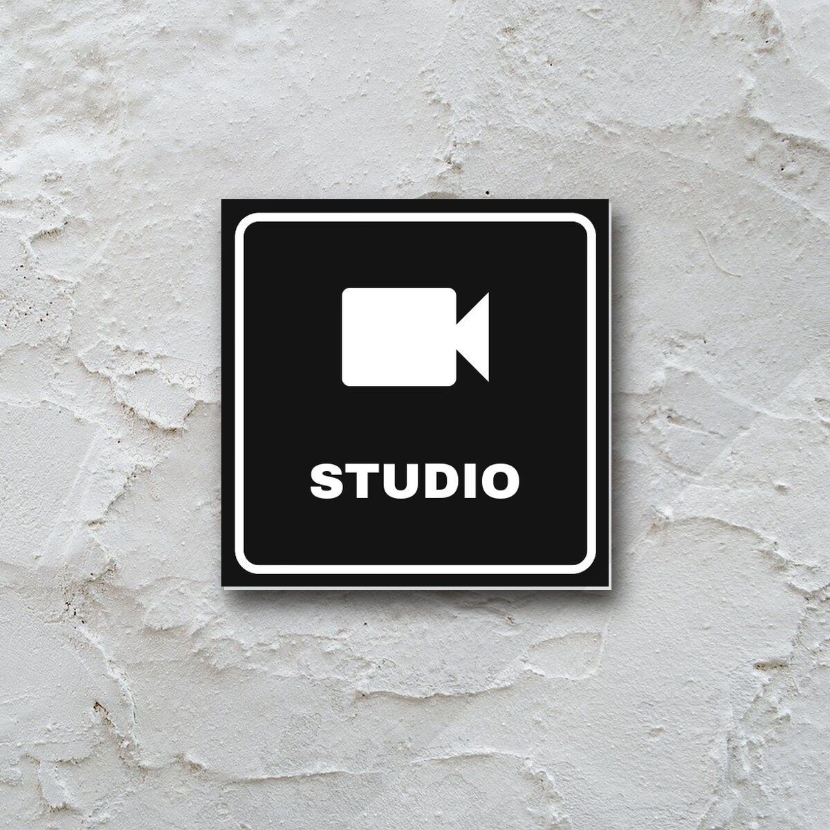Deurbordje Studio aan de muur