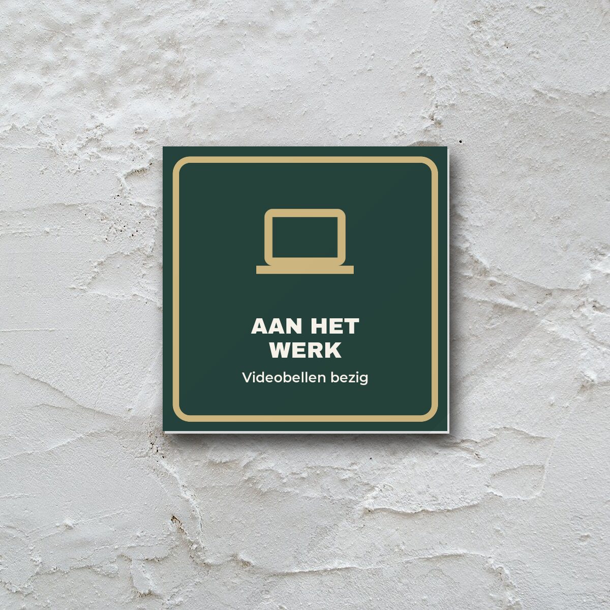 Deurbordje Thuis aan het werk aan de muur
