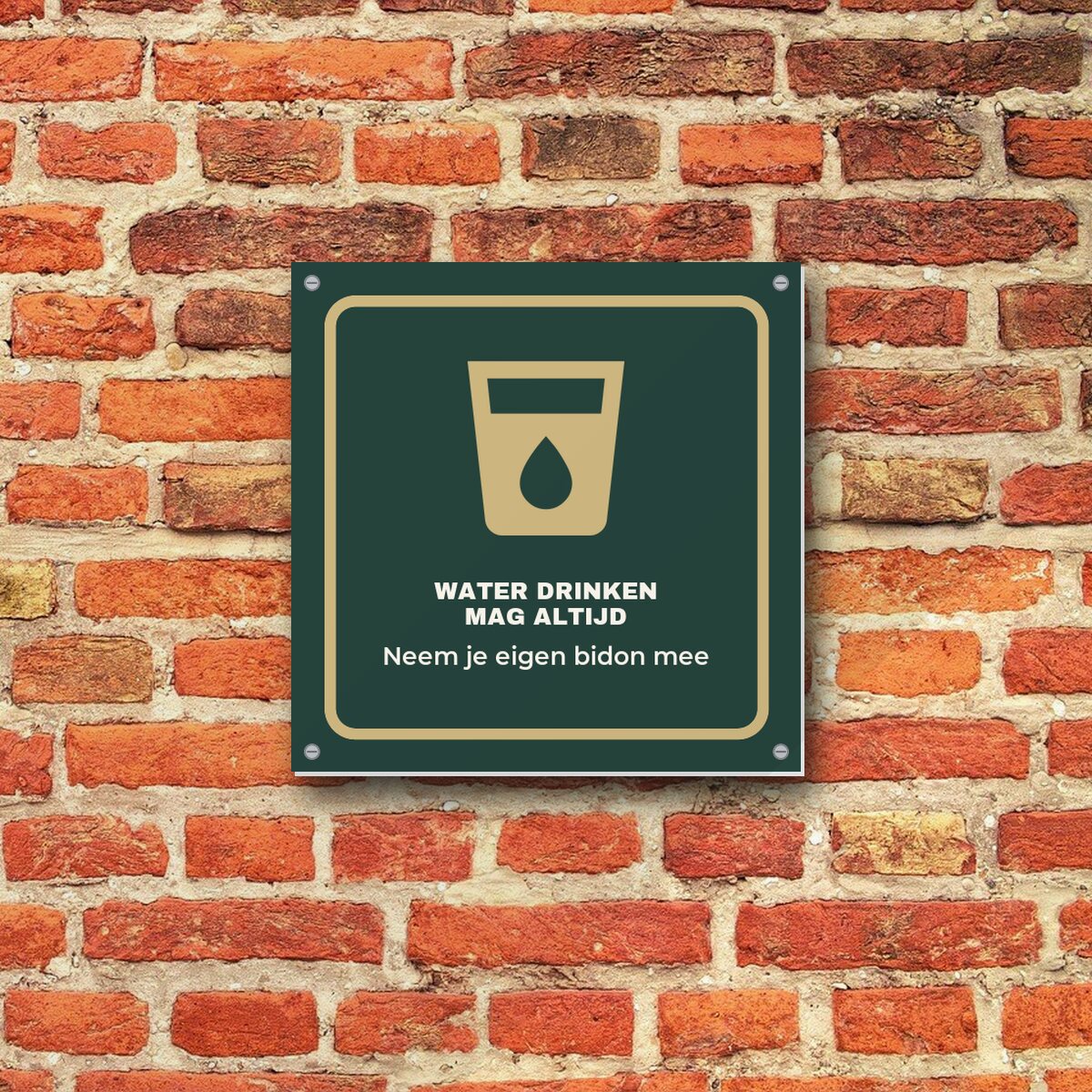 Bordje Water drinken mag altijd aan de muur