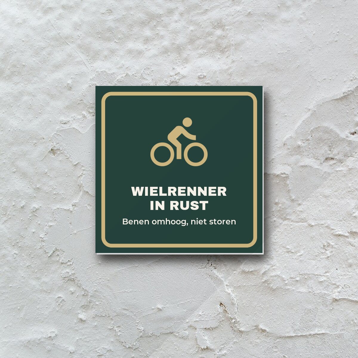 Bordje Wielrenner in rust aan de muur