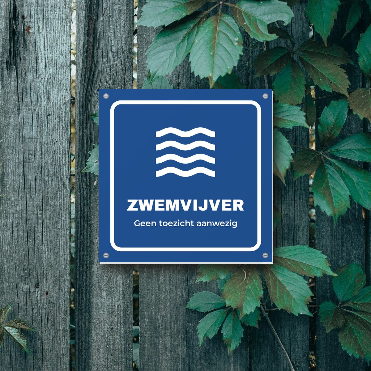 Bordje Zwemvijver aan de muur
